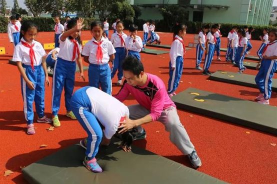 C4gym廣州驚奇—優秀的小學體育課評課20篇之一